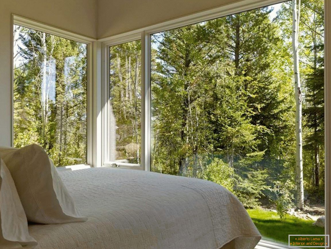 Спальня з видом на ліс