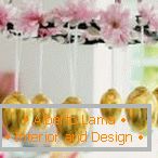 Люстра з квітів і золотих яєць