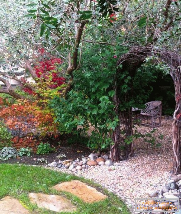 Вишуканий ландшафтний дизайн саду - фото арки