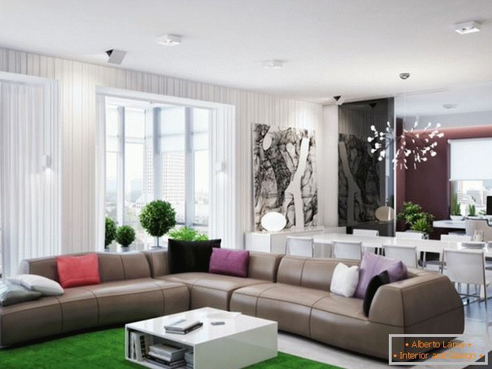 Затишний диван в стилі модерн для зони відпочинку просторою, світлою вітальнею.