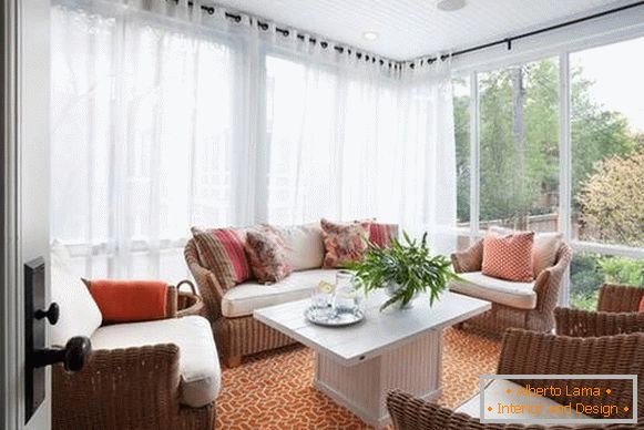 Плетені меблі з лози в дизайне гостиной веранды