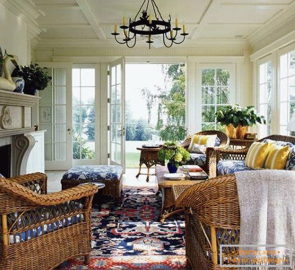 Плетені меблі в інтер'єрі - фото закритою веранди вітальні