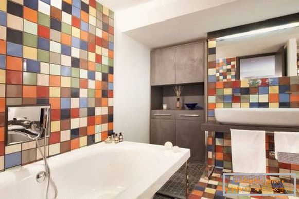 Різнобарвна плитка для ванної кімнати фото дизайн
