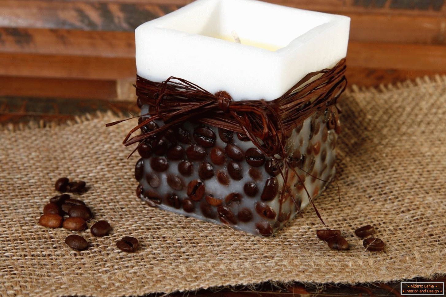 Декор свічки кавовими зернами