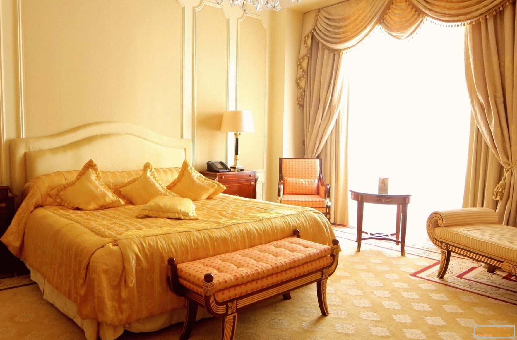 Світла, простора спальна кімната в стилі бароко з панорамними вікнами. 