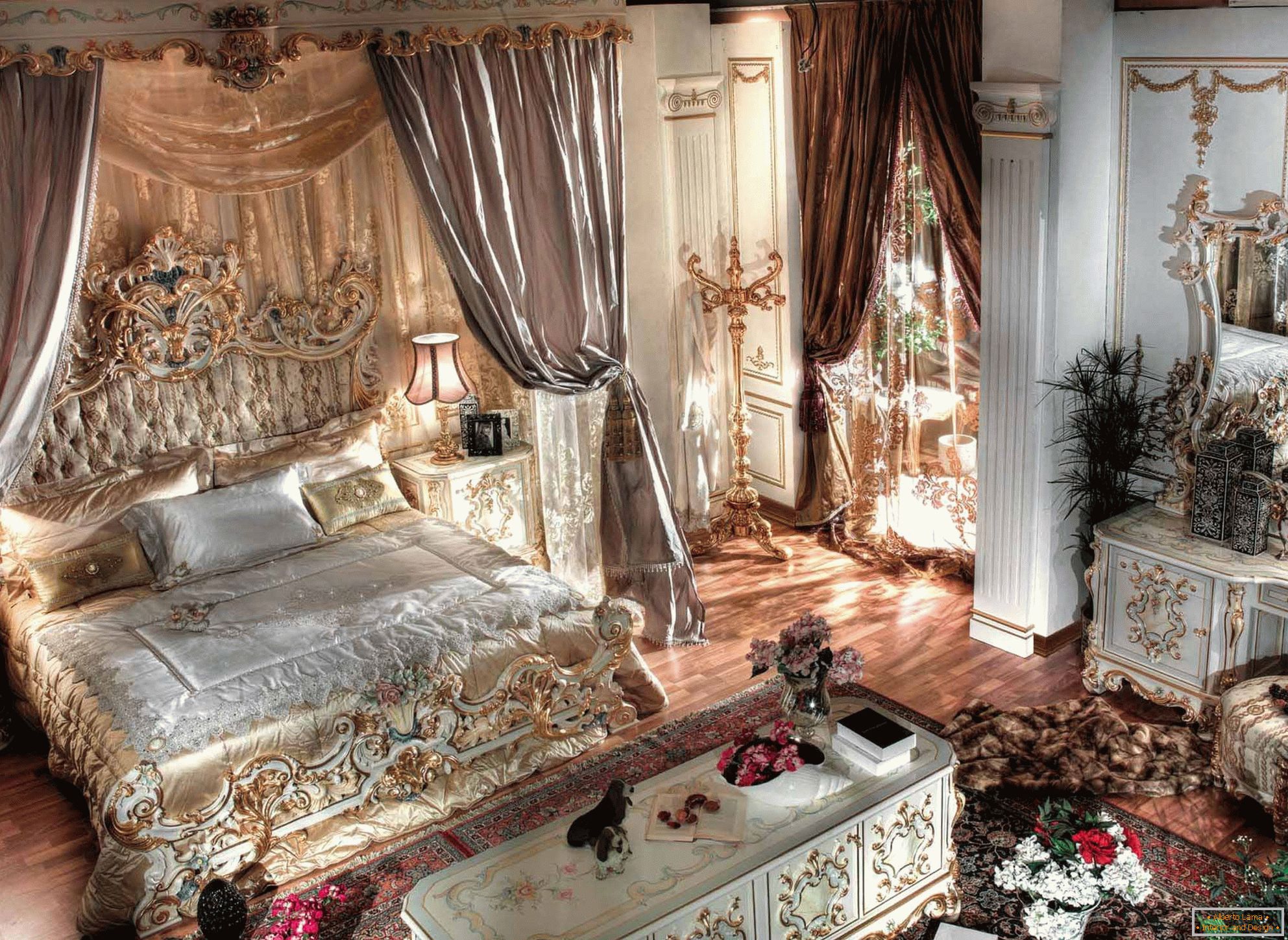 Розкішна спальня в стилі бароко з високими стелями. У центру композиції масивна ліжко з дерева з різьбленими спинками.