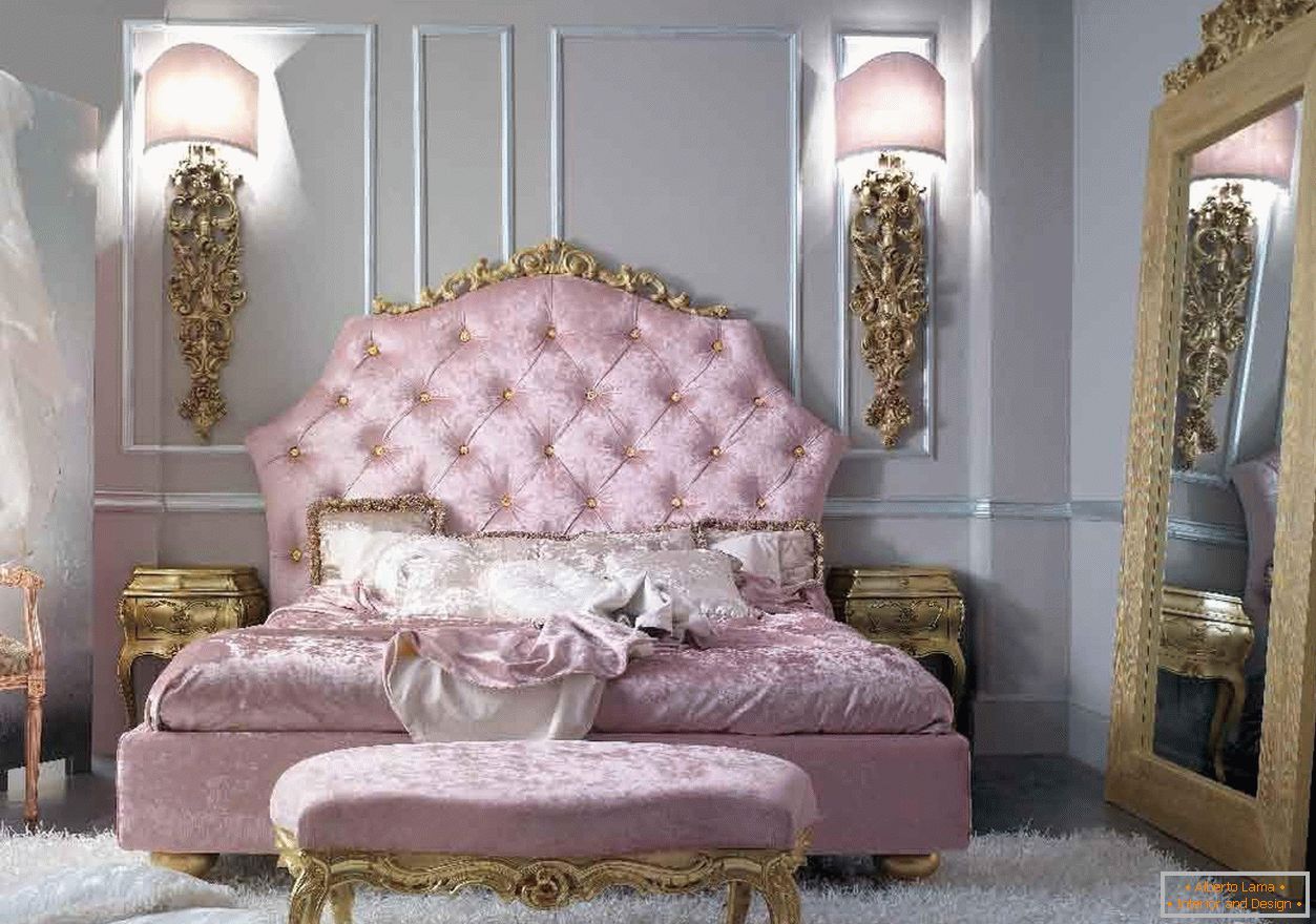 Спальня молодої дівчини в стилі бароко. Погляд притягує велике дзеркало в золотому обрамленні.