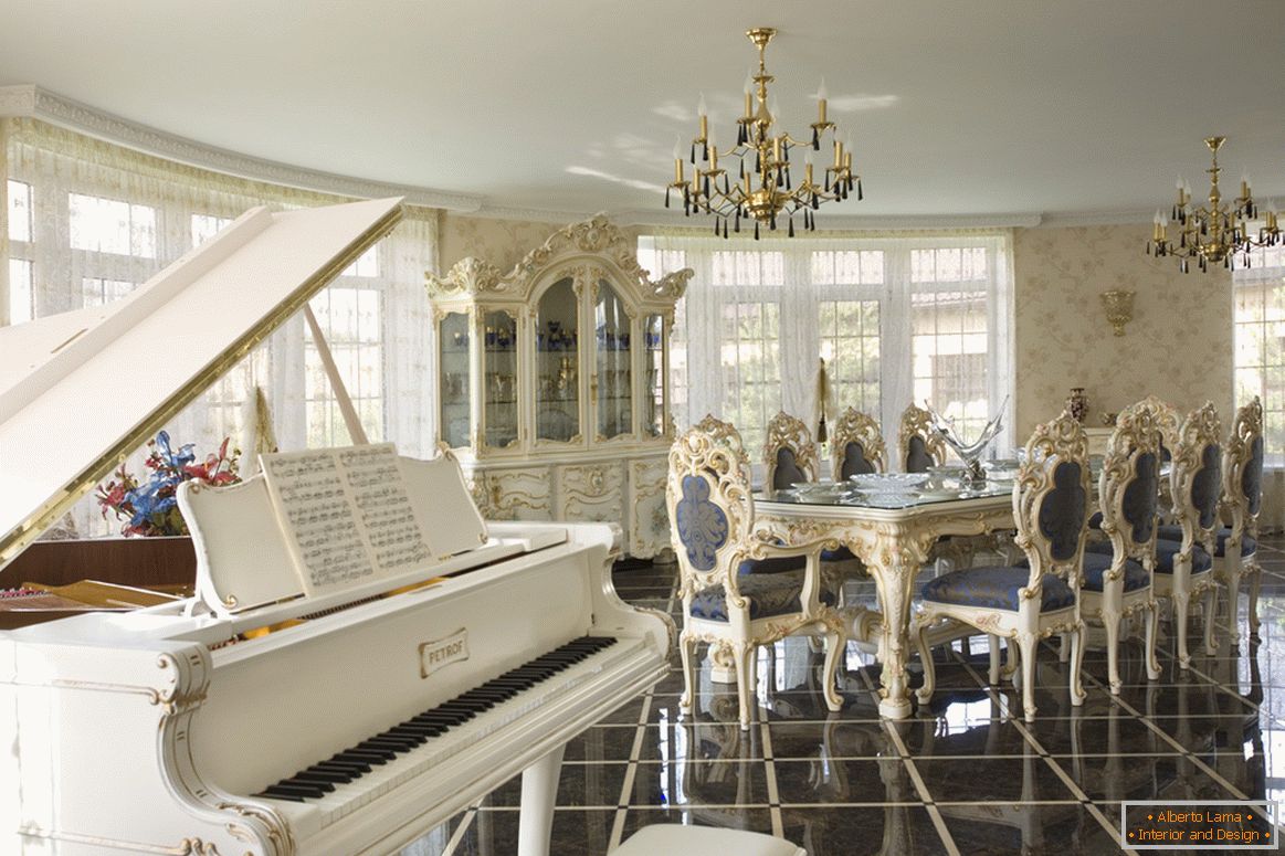Простора обідня кімната в бароко стилі. Власник заміського будинку, швидше за все, грає на фортепіано, яке ідеально вписується в загальну картину інтер'єру.