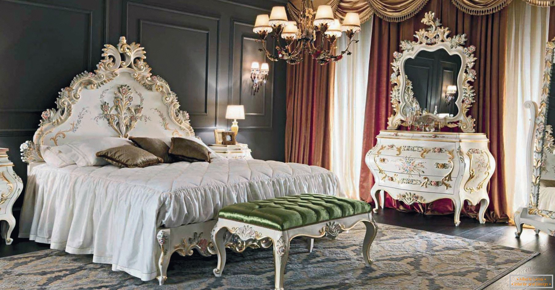 Для оформлення спальні використовувався контраст темно-коричневих, золотих, червоних і білих квітів. Меблі підібрана відповідно до стилю бароко.