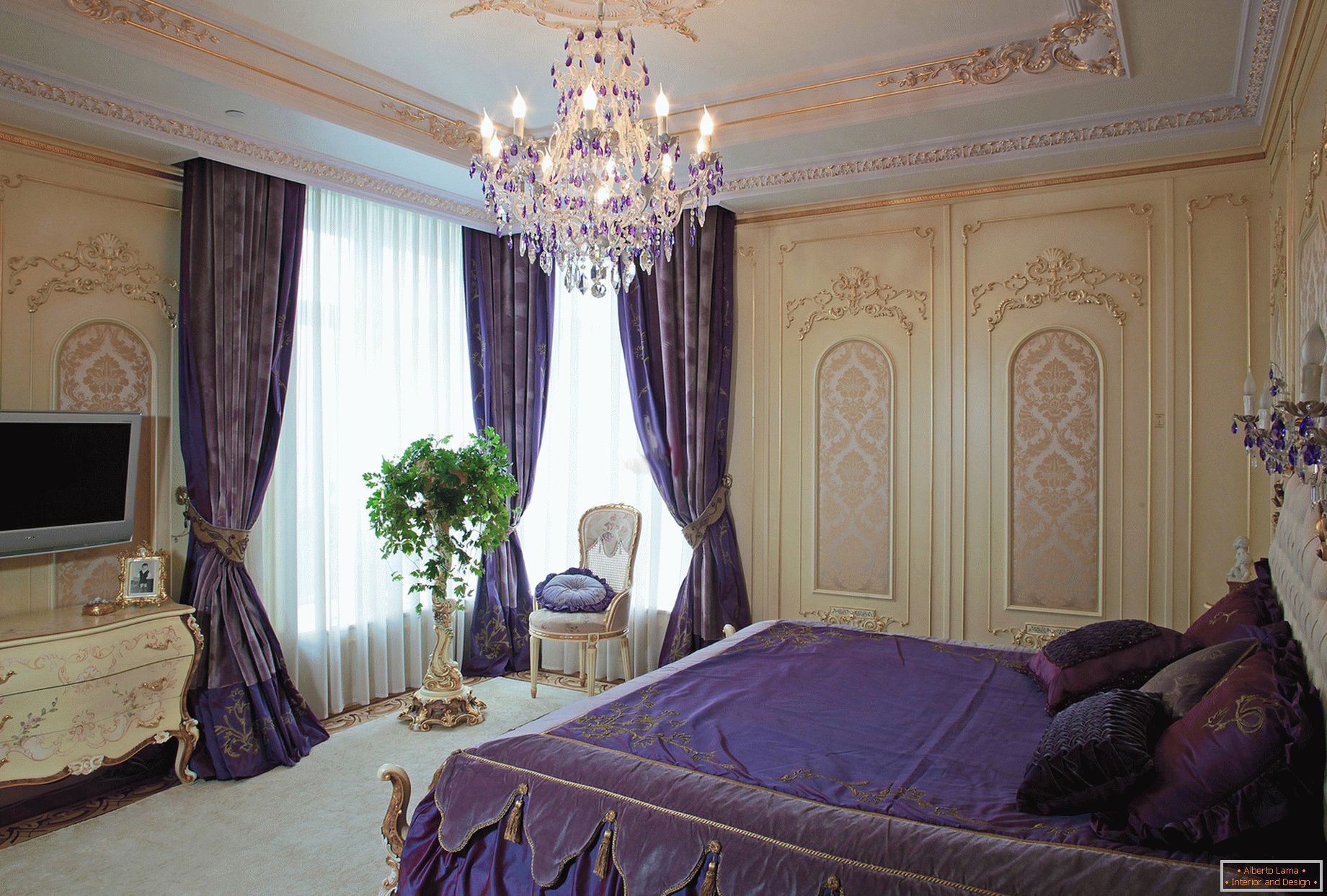 Стильна спальна кімната в стилі бароко. Тонкий дизайнерський задум - темно-фіолетові штори поєднуються з постільними речами, підібраними в тон.