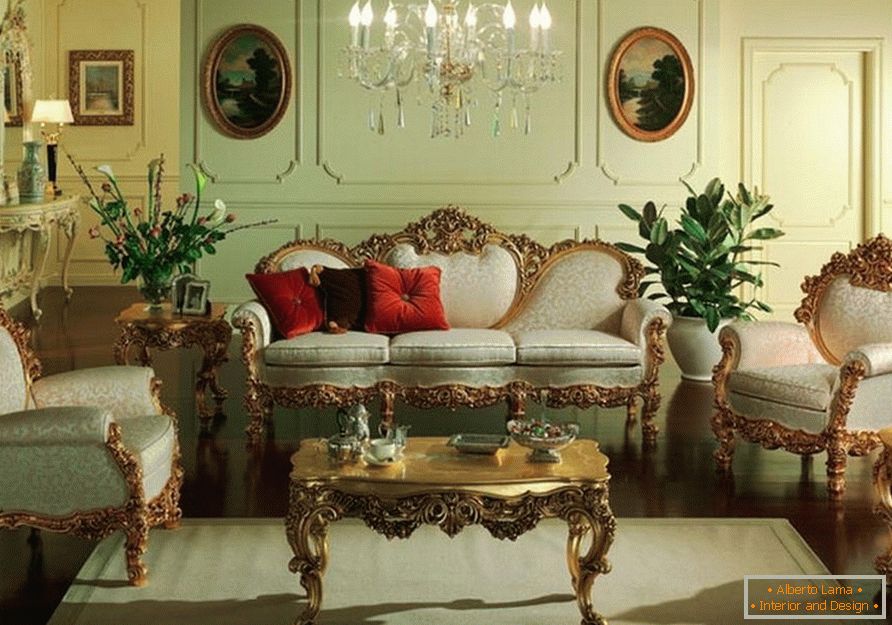 Кімната для гостей в ніжних оливкових тонах. Меблі з різьбленими спинками і ніжками підібрана відповідно до стилю бароко.