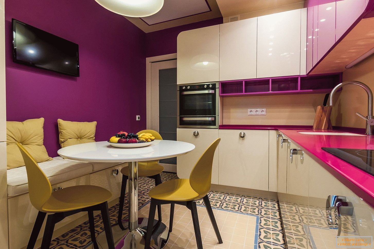 Фіолетова стіна на кухні