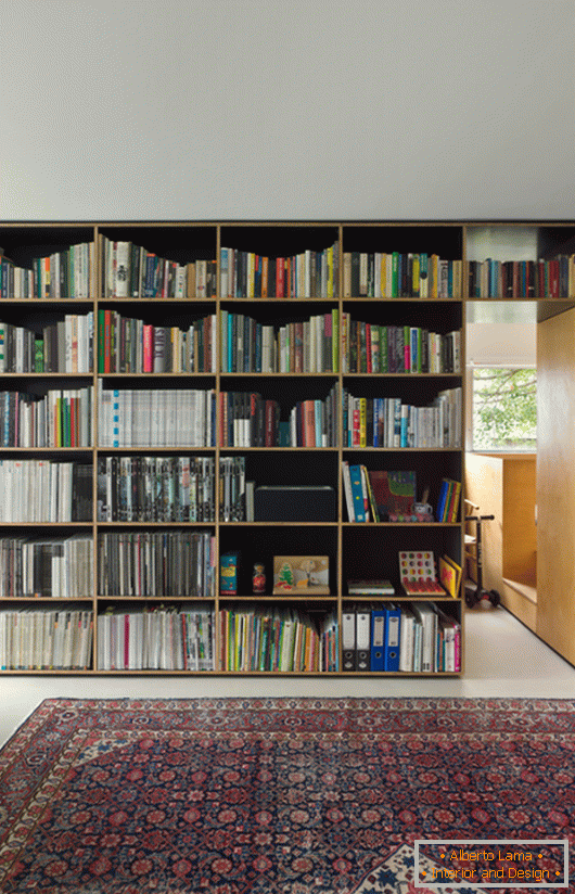 Книжковий стелаж в маленькій квартирі-студії