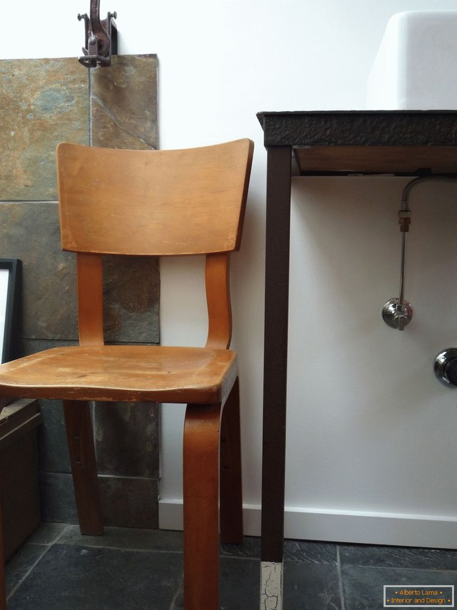 дерев'яний стілець