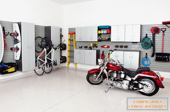 Мотоцикл в інтер'єрі домашнього гаража