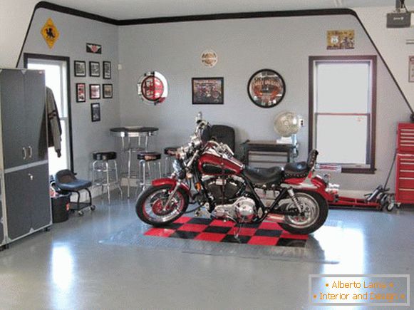 Мотоцикл в інтер'єрі домашнього гаража