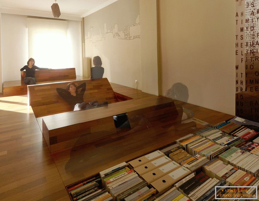 Вбудований книжкову шафу на підлозі