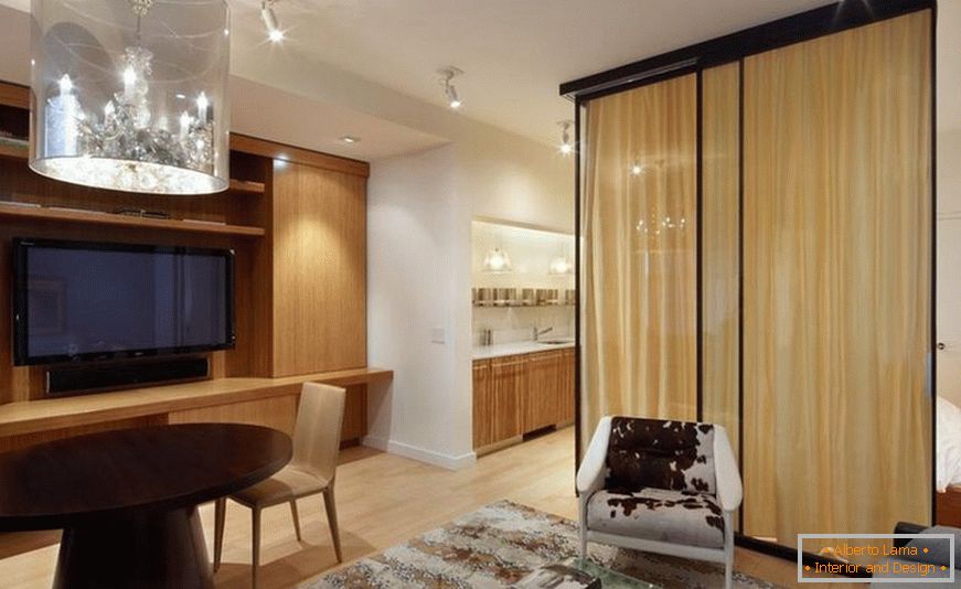 Дизайн маленької квартири зі скляними перегородками - фото 2