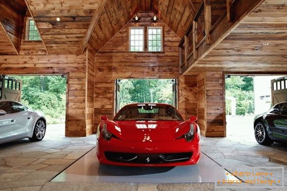 Розкішні автомобілі в дерев'яному гаражі