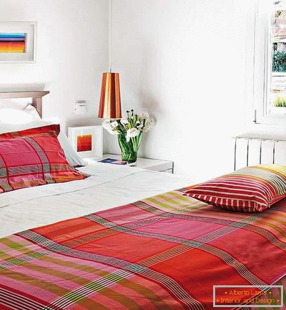 Яскрава спальня невеликої квартири в Іспанії