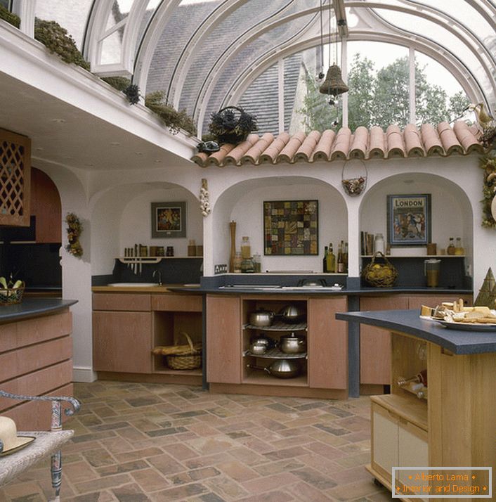 Кухня в середземноморському стилі під скляним дахом у будинку на півдні Італії.