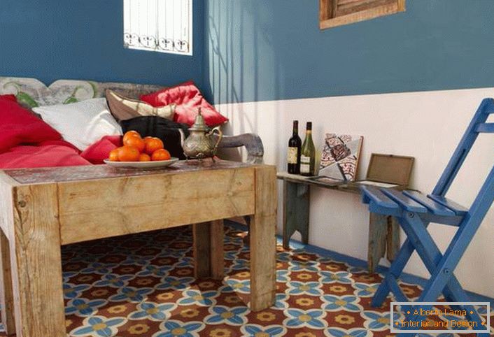 Креативним рішенням для холу в середземноморському стилі стає журнальний столик з грубого, необробленої деревини. 