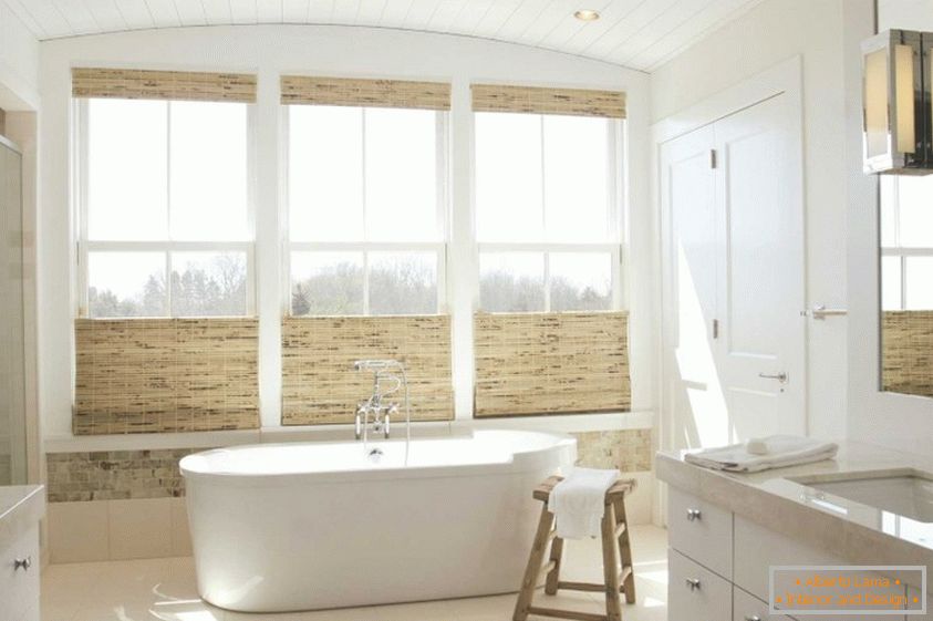 Дорога ванна кімната з натуральних матеріалів і з великими вікнами