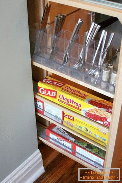 Ящик для посуду на маленькій затишній кухні