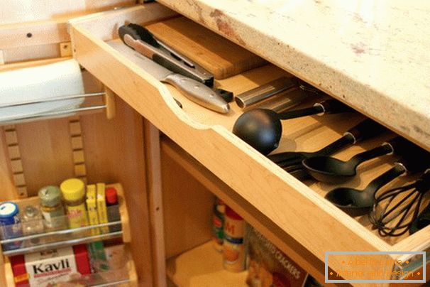 Ящик для столових приборів на маленькій затишній кухні