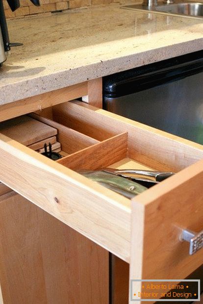 Ящик для столових приборів на маленькій затишній кухні