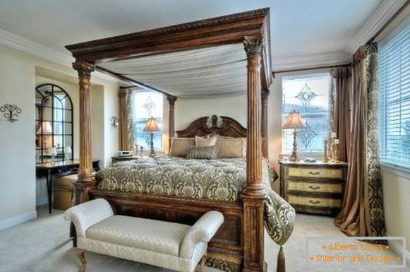 Велике ліжко по фен шуй в спальні в класичному стилі