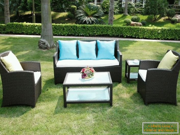 Оригінальні меблі з штучного ротанга ідеально підходить для садового ділянки.