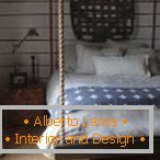 Лампи на тумбочках біля ліжка