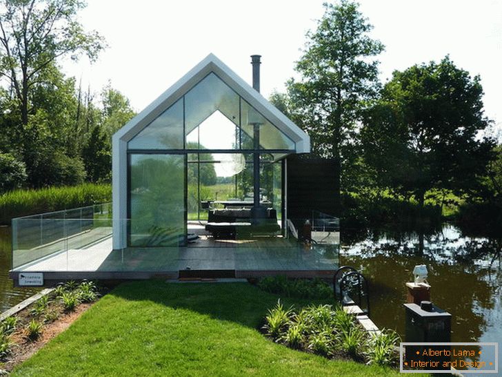 Маленький скляний будиночок біля озера в Голландії