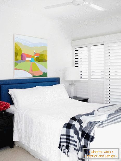Картин над узголів'ям ліжка в гостьовій