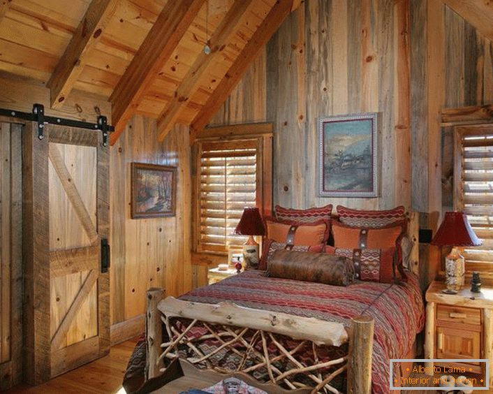 Спальня в стилі кантрі в невеликому мисливському будиночку на півночі Франції.