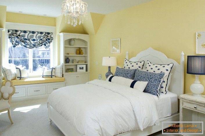 Бляклий жовтий колір обробки гармонує з біло-блакитними елементами декору. Незвичайне поєднання - сміливе рішення для спальні в стилі кантрі.
