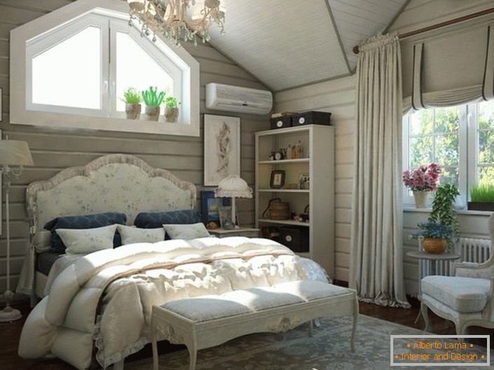 Спальня для гостей на мансардному поверсі заміського будинку. Інтер'єр в стилі кантрі виглядає ефектно і стильно. 