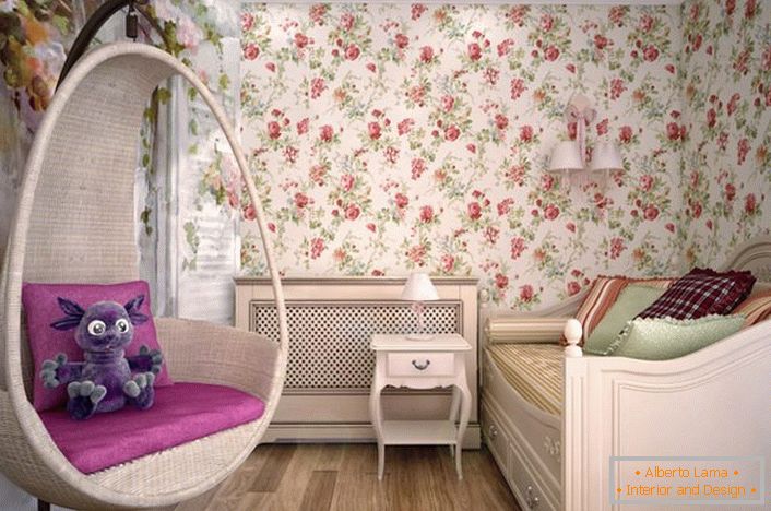 Кімната для юної леді оформлена в стилі кантрі. У кращих традиціях стилю дизайнер використав шпалери з квітковим орнаментом.