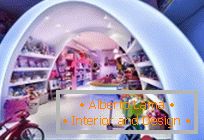 Радужный интерьер в магазине игрушек Історія Пілара, Барселона