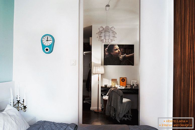Спальня невеличкій двокімнатній квартири