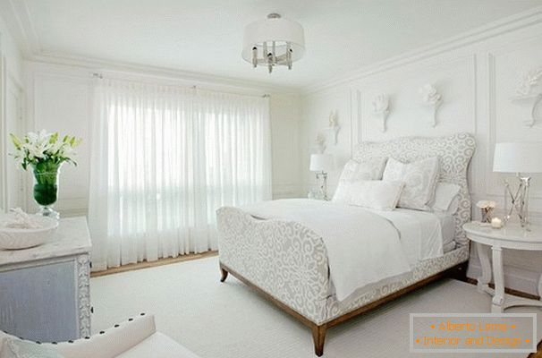 Інтер'єр спальні в білому кольорі