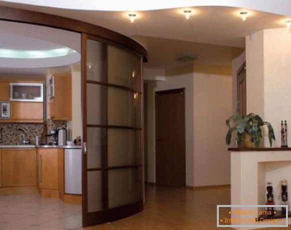 Радісно розсувні двері на кухню - фото з дерева зі склом