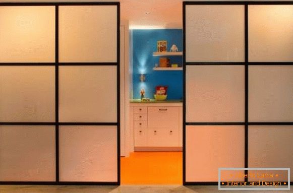Сучасні розсувні двері між кухнею і іншими кімнатами