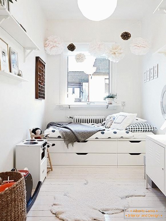 Маленька спальня в білому кольорі