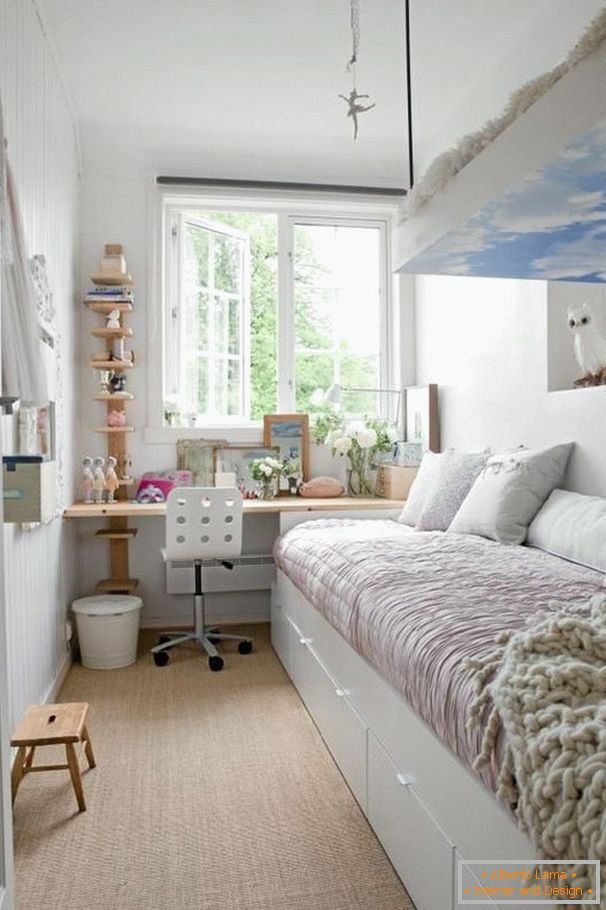 Вузька спальня в білому кольорі