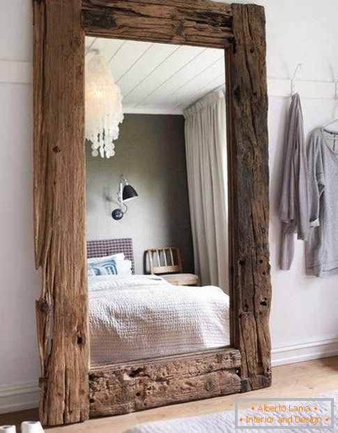 Велике дзеркало в спальні