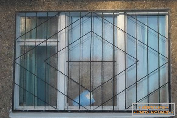 Зварні металеві решітки на вікна - фото з фасаду
