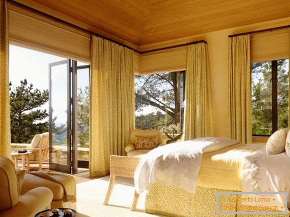 Бамбукові римські штори в інтер'єрі спальні