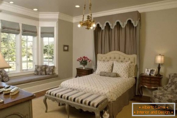 Двоколірні римські штори в дизайні спальні